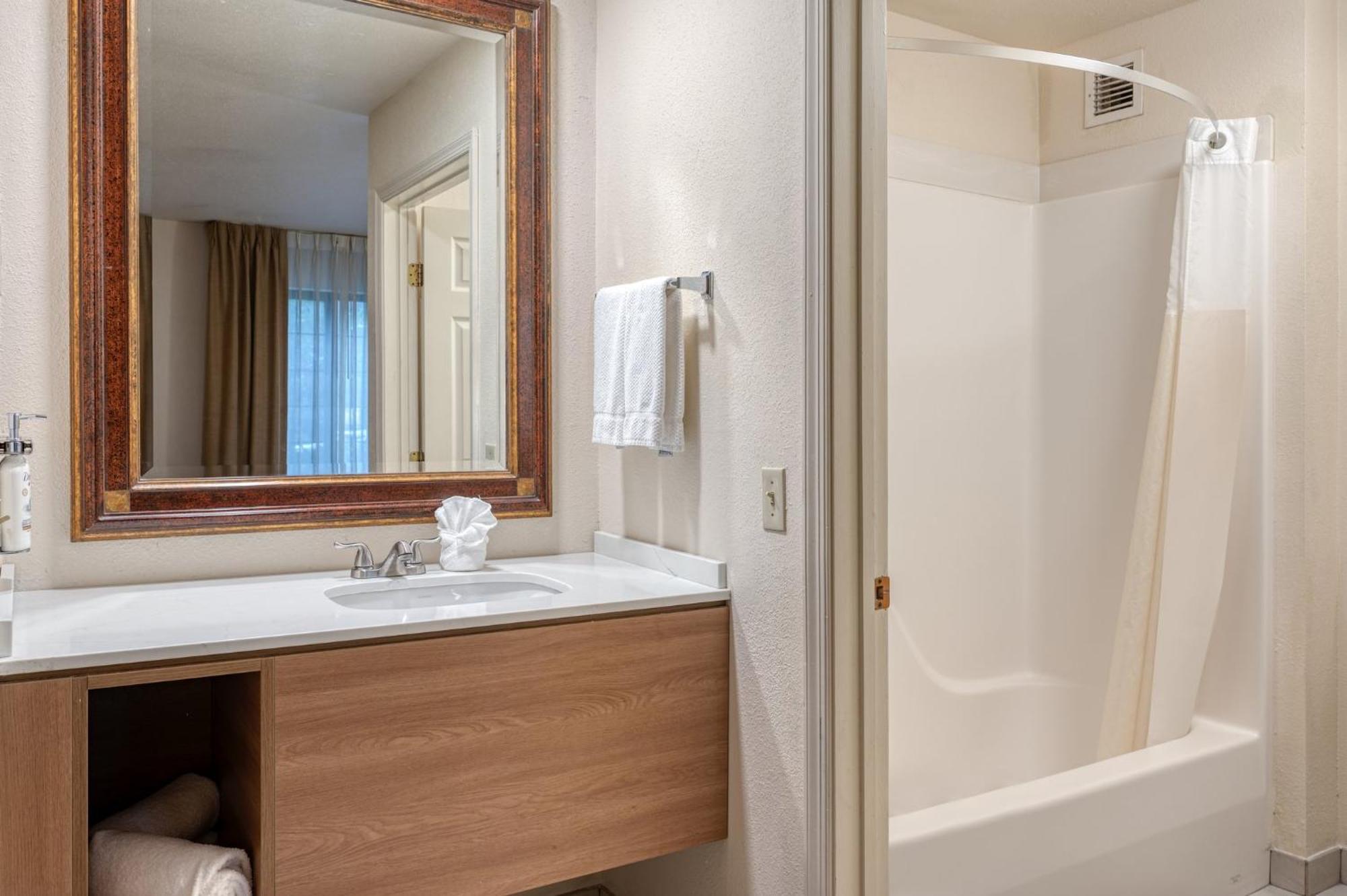 Staybridge Airport Lehigh Valley By Ihg Hotel Allentown